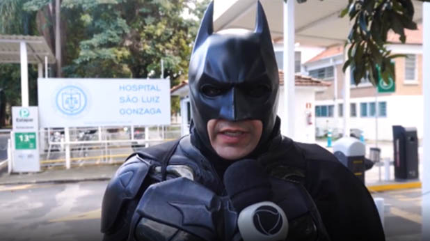 Batman do Brasil visita pacientes do HSLG