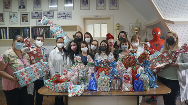 Voluntários distribuem presentes de Natal no Hospital Central