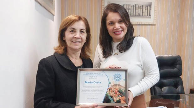 Entrega de homenagem à Deputada Estadual Marta Costa