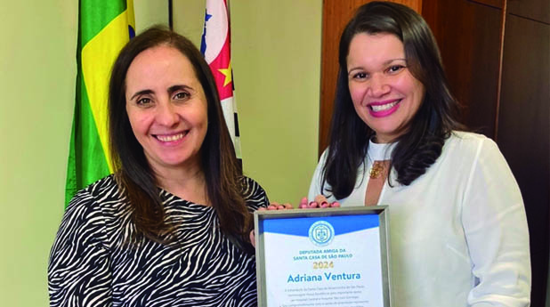Entrega de agradecimento à Deputada Federal Adriana Ventura